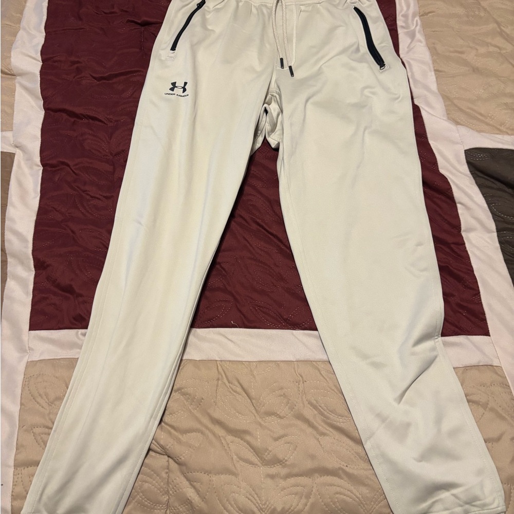 Under Armour Men’s Cream Joggers - size: small